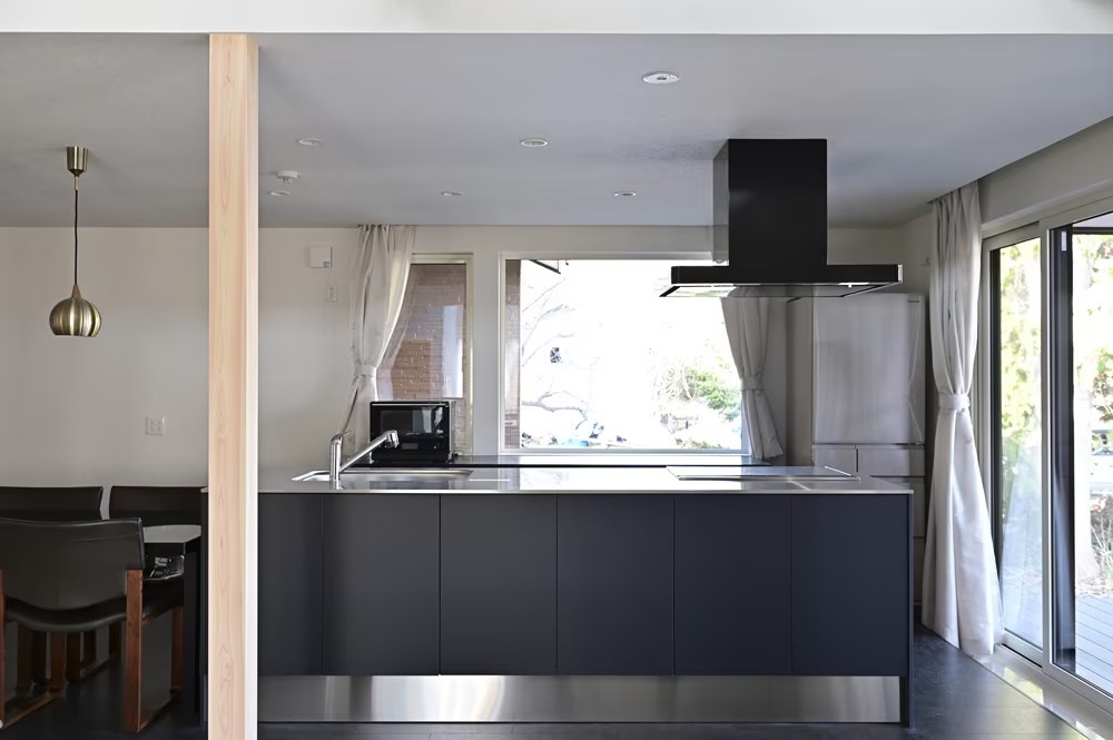 キッチンはプレーンKミディアムのブラックをアイランド使用で採用。