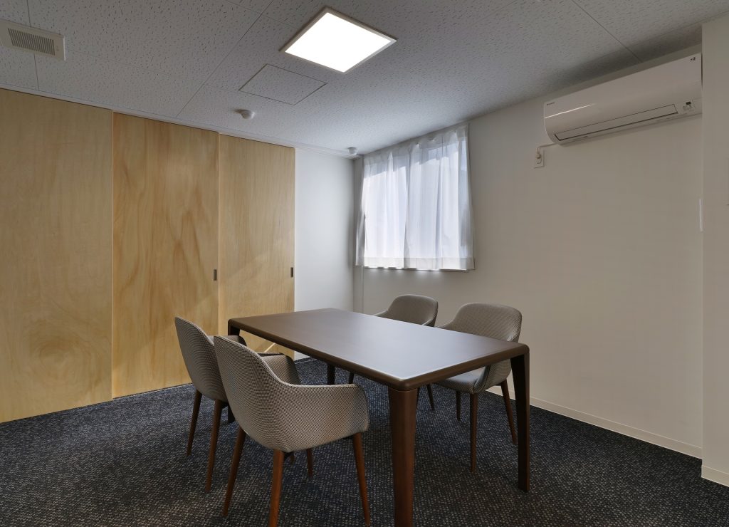 こちらは、静かで落ち着いた時間を過ごせる個室です。温かみのある木目調の壁面がアクセントとなり、安らぎを感じさせる空間となっています。プライベートな打ち合わせやご相談、休憩など、多目的にご利用いただけます。