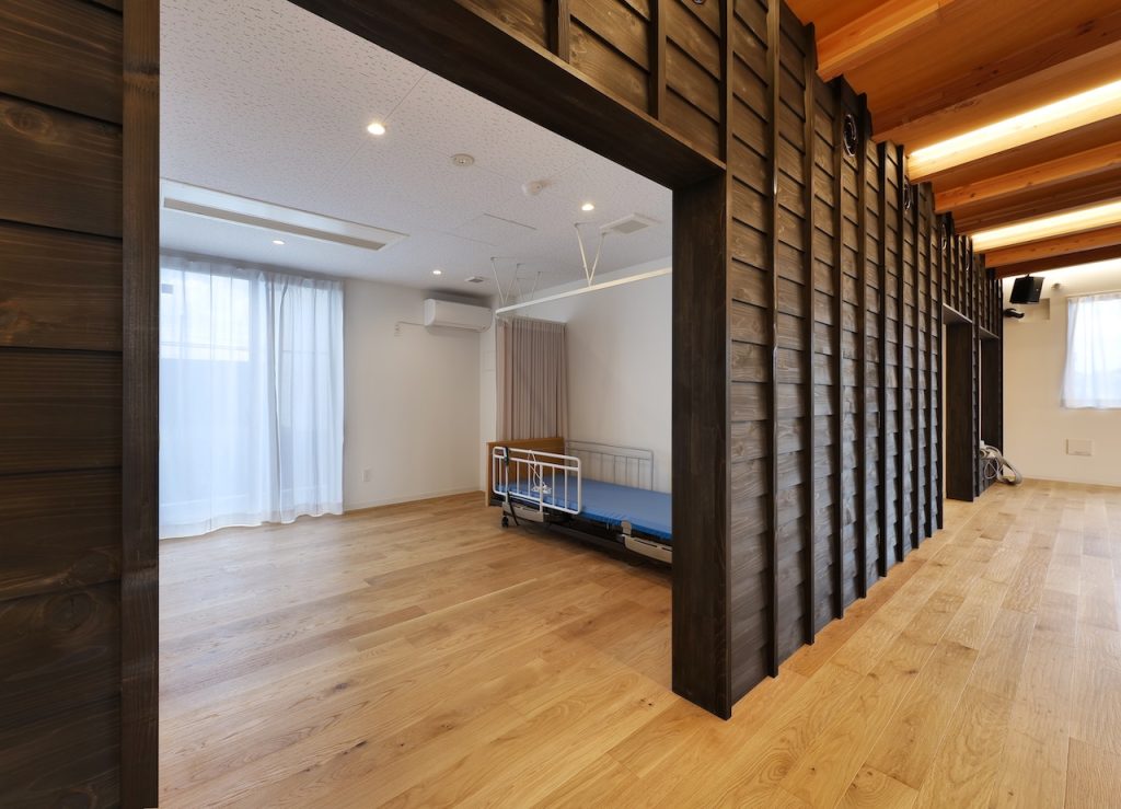 万が一の体調不良時や、静かに休息を取りたい時のために、静養室（休憩室）をご用意しています。室内には介護用ベッドを設置し、プライバシーカーテンで区切ることも可能。他の利用者の目を気にすることなく、安心して横になれるスペースです。